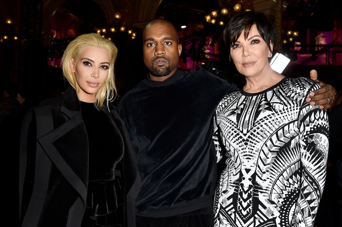 Ким Кардашьян, Канье Уэст и Крис Дженнер на показе Balmain в рамках Недели женской одежды в Париже, 5 марта 2015 г. Ким Кардашьян, Канье Уэст и Крис Дженнер на показе Balmain