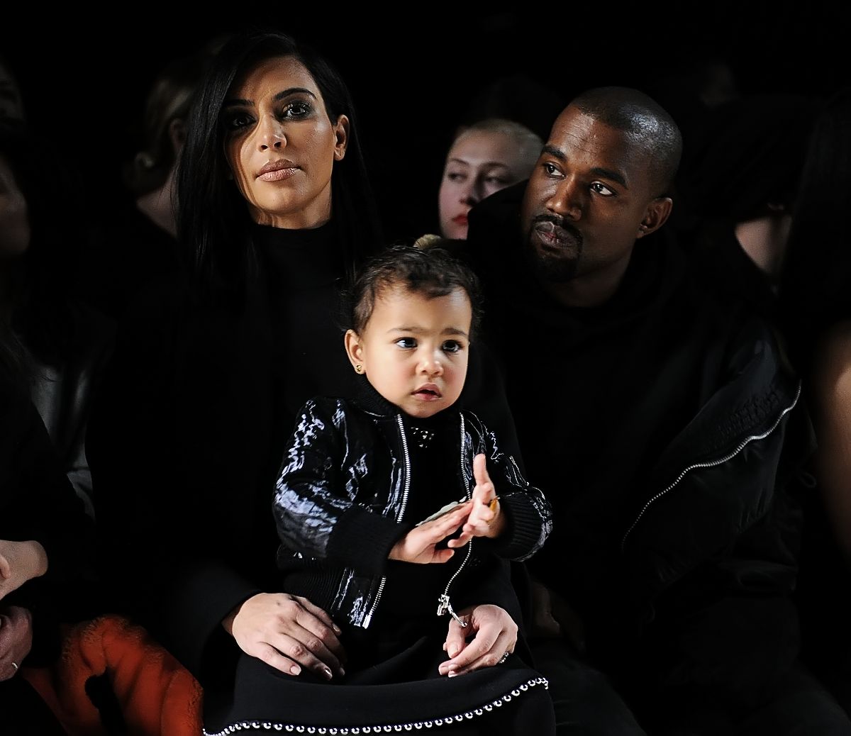 Ким Кардашьян с сыном Норт-Уэстом и Канье Уэст на шоу Alexander Wang во время недели моды Mercedes-Benz Fashion Week в Нью-Йорке, 14 февраля 2015 г. Ким Кардашьян с сыном Норт-Уэстом и Канье Уэст на шоу Alexander Wang