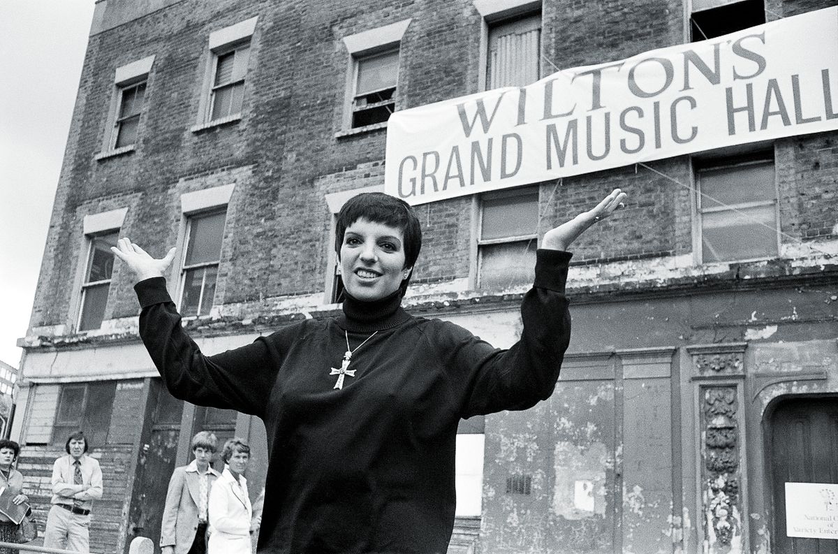 Лайза Минелли у концертного зала Wilton's Music Hall в Лондоне, 16 августа 1979 г. Лайза Минелли у концертного зала Wilton's Music Hall