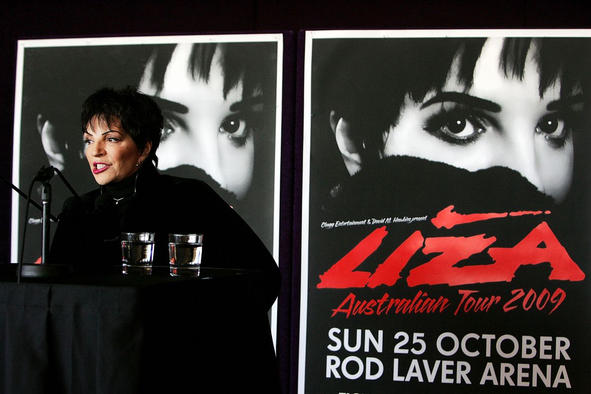 Лайза Миннелли выступает на пресс-конференции перед туром «Liza's at the Palace» в Сиднее, 13 октября 2009 г. Лайза Миннелли выступает на пресс-конференции перед туром «Liza's at the Palace»