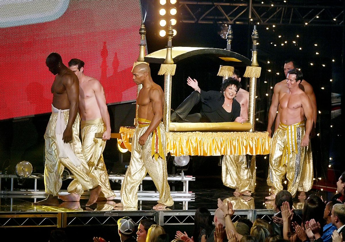 Лайза Миннелли выступает на сцене VH1 Big In 2003 Awards в Лос-Анджелесе, 20 ноября 2003 г. Лайза Миннелли выступает на сцене VH1 Big In 2003 Awards