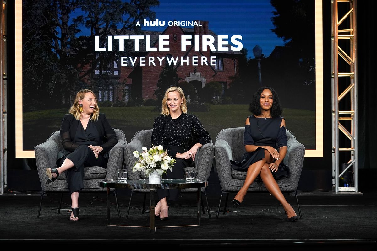 Лиз Тигелаар, Риз Уизерспун и Керри Вашингтон на сцене во время мероприятия Hulu в Пасадене, 17 января 2020 г. Лиз Тигелаар, Риз Уизерспун и Керри Вашингтон на сцене Hulu Panel at Winter TCA 2020