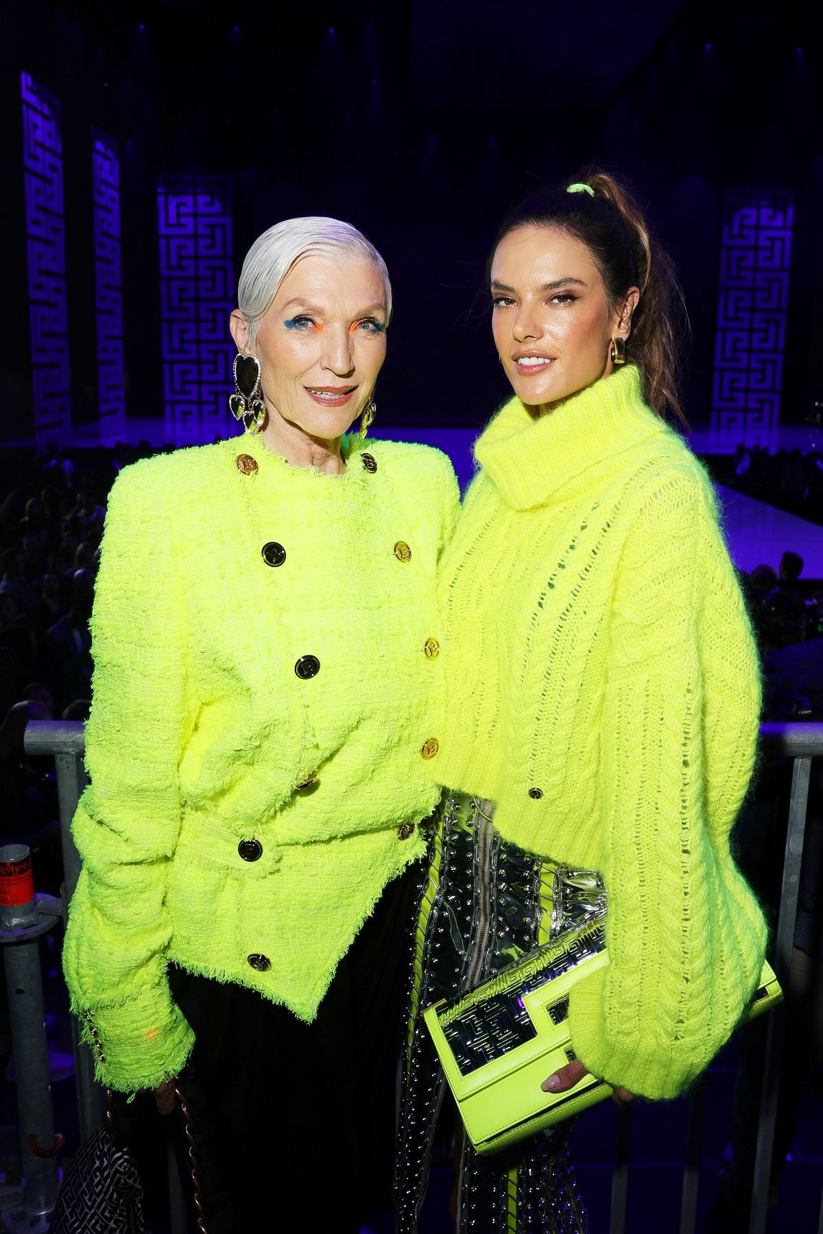 Мэй Маск и Алессандра Амброзио на фестивале Balmain в рамках Недели в Париже в Булонь-Бийанкур, 29 сентября 2021 г. Мэй Маск и Алессандра Амбросио на фестивале Balmain в рамках Недели моды в Париже