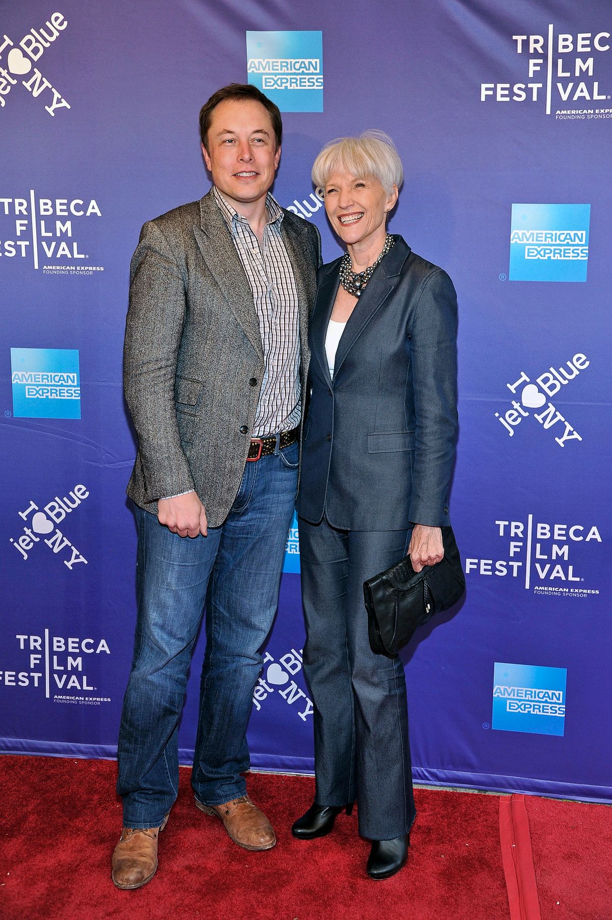 Мэй Маск с сыном Илоном Маском во время кинофестиваля Tribeca в Нью-Йорке, 22 апреля 2011 г. Мэй Маск с сыном Илоном Маском во время кинофестиваля Tribeca