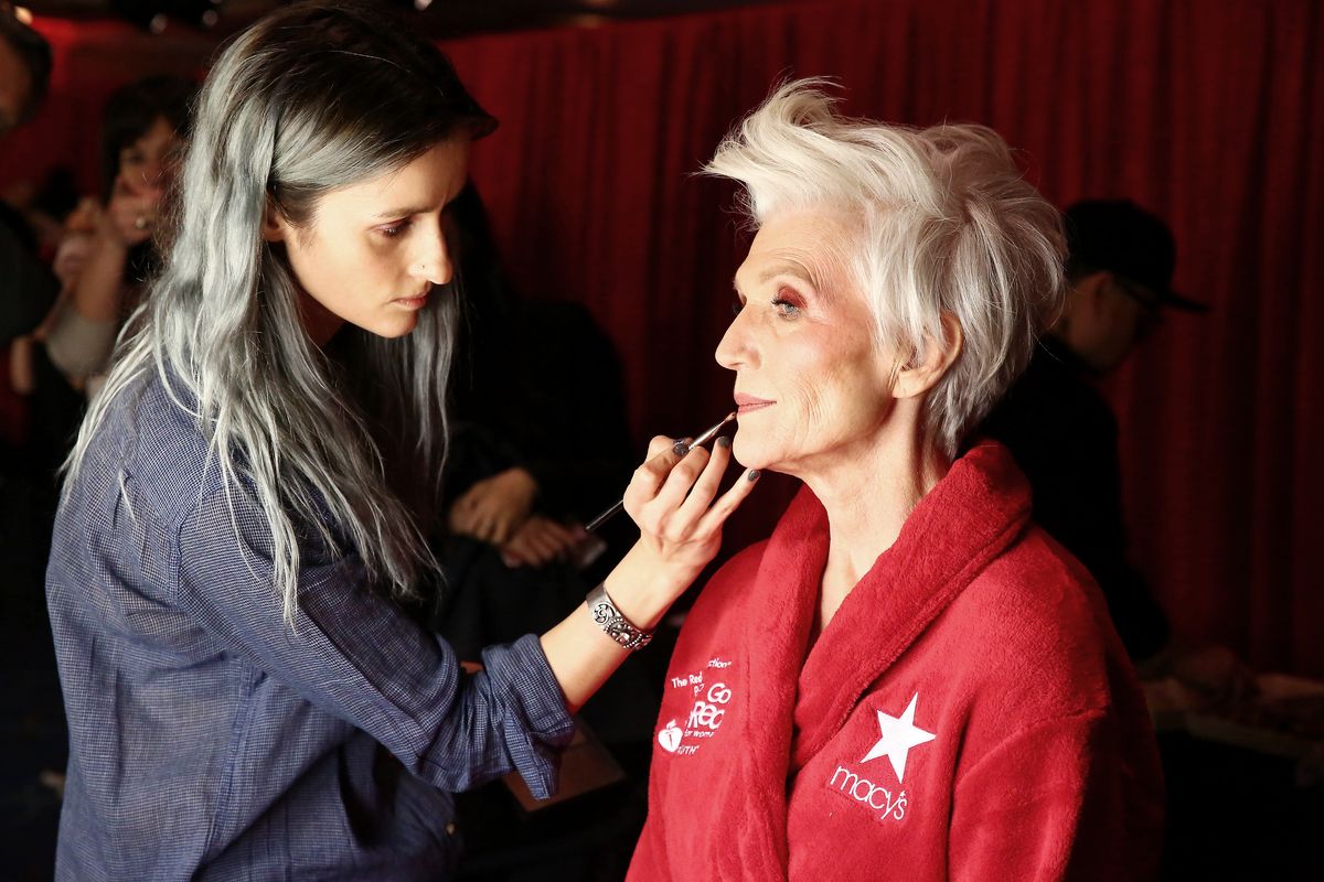 Мэй Маск готовится за кулисами показа коллекции красных платьев Go Red For Women в Нью-Йорке, 8 февраля 2018 г. За кулисами шоу Американской кардиологической ассоциации Go Red For Women Red Dress Collection 2018