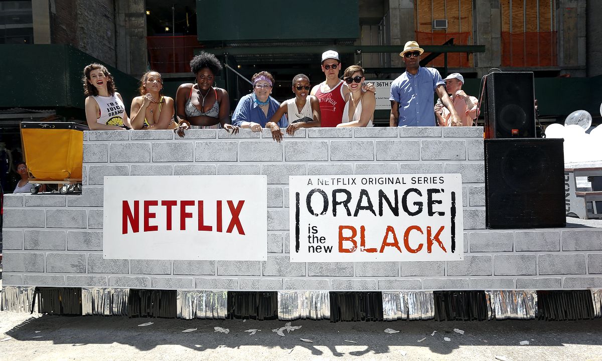 Мэтт МакГорри с актерским составом сериала «Оранжевый — хит сезона»