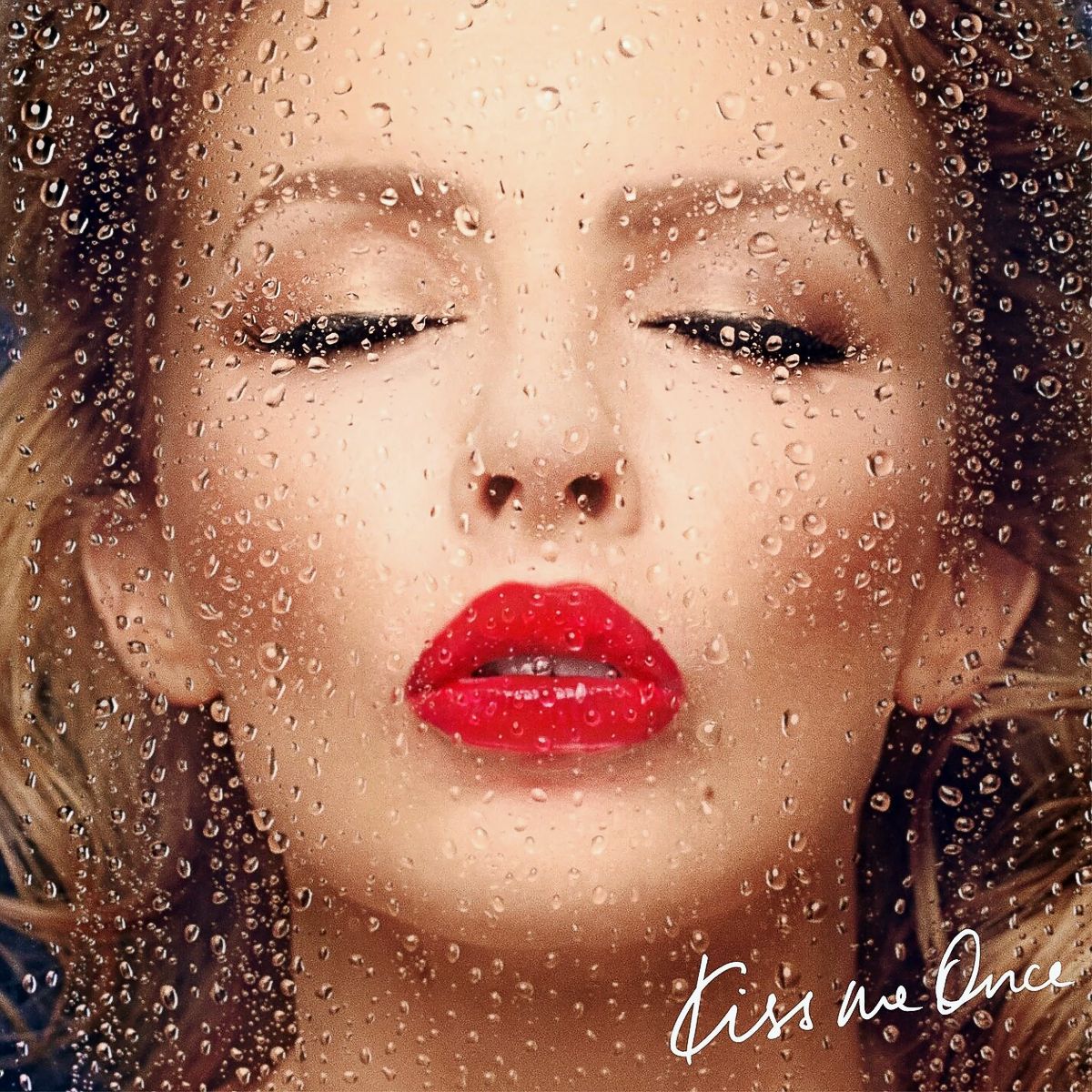 Обложка компакт-диска студийного альбома Кайли Миноуг «Kiss Me Once», 2014 г. Обложка компакт-диска студийного альбома Кайли Миноуг «Kiss Me Once»
