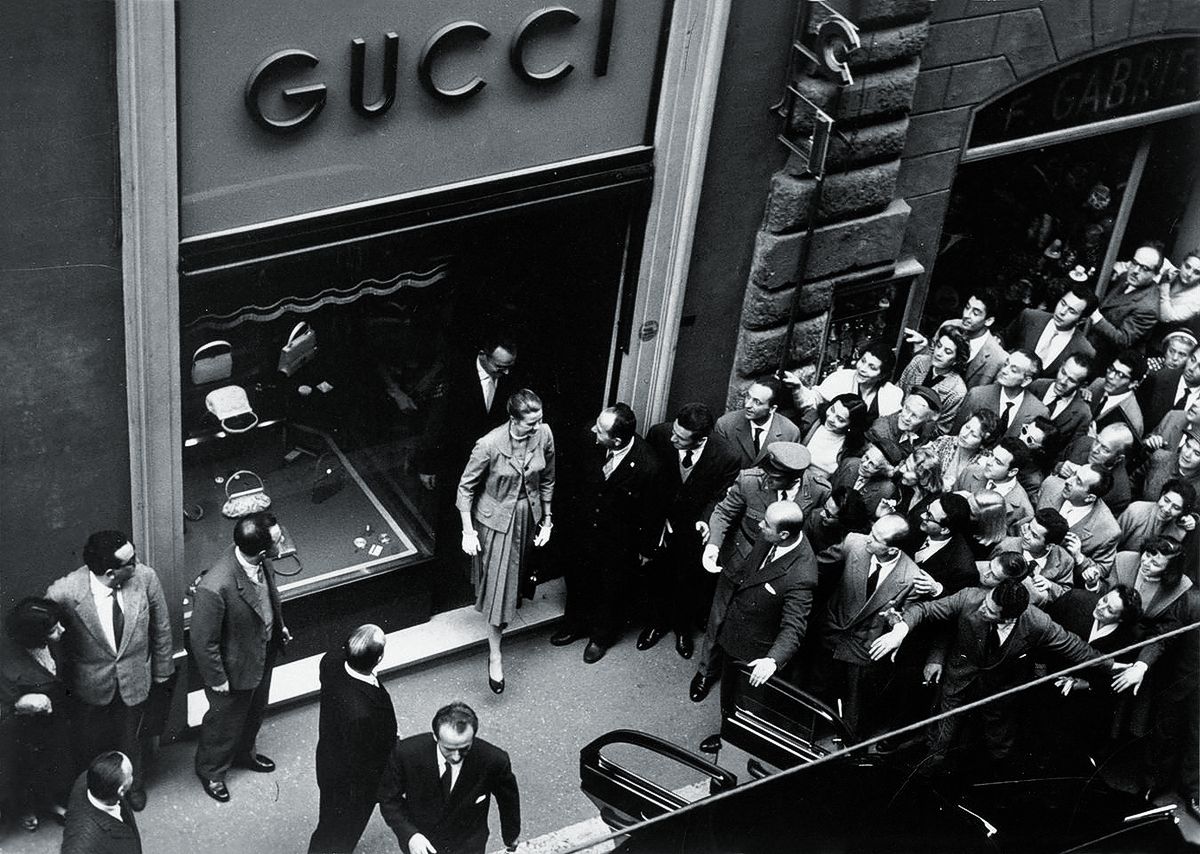 Принцесса Грейс Келли выходит из магазина Gucci в Риме, 1950-е г. Принцесса Грейс Келли выходит из магазина Gucci в Риме