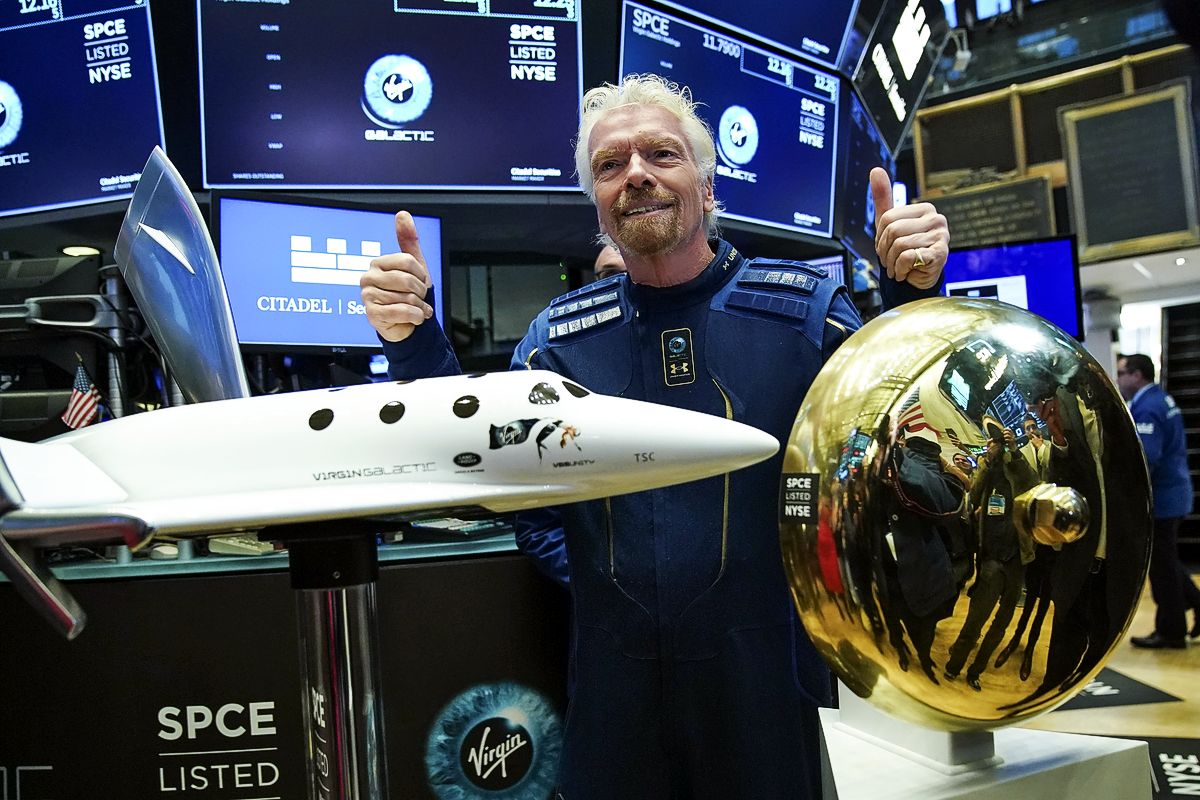 Ричард Брэнсон основатель Virgin Galactic, компанией занимающейся космическим туризмом в Нью-Йорке, 28 октября 2019 г. Ричард Брэнсон собирается позвонить в торжественный колокол на Нью-Йоркской фондовой бирже (NYSE)