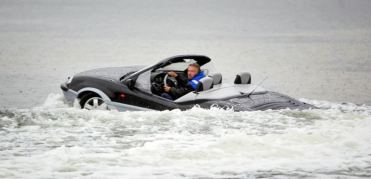Ричард Брэнсон запускает свою новую Gibbs Aquada автомобилей-анфибий в Лондоне, 12 января 2004 г. Ричард Брэнсон запускает свой новый автомобиль-амфибию Gibbs Aquada