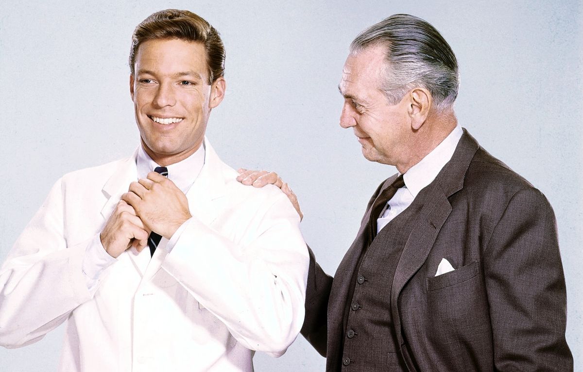 Ричард Чемберлен и Рэймонд Мэсси в сериале «Доктор Килдэр», 1961 г. Ричард Чемберлен и Рэймонд Мэсси в сериале «Доктор Килдэр»