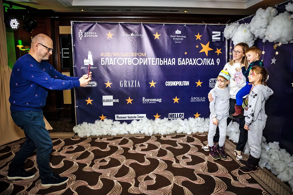 Семейные фотографии у пресс-вола 9-й благотворительной барахолки — бесценны Семейные фотографии у пресс-вола 9-й благотворительной барахолки