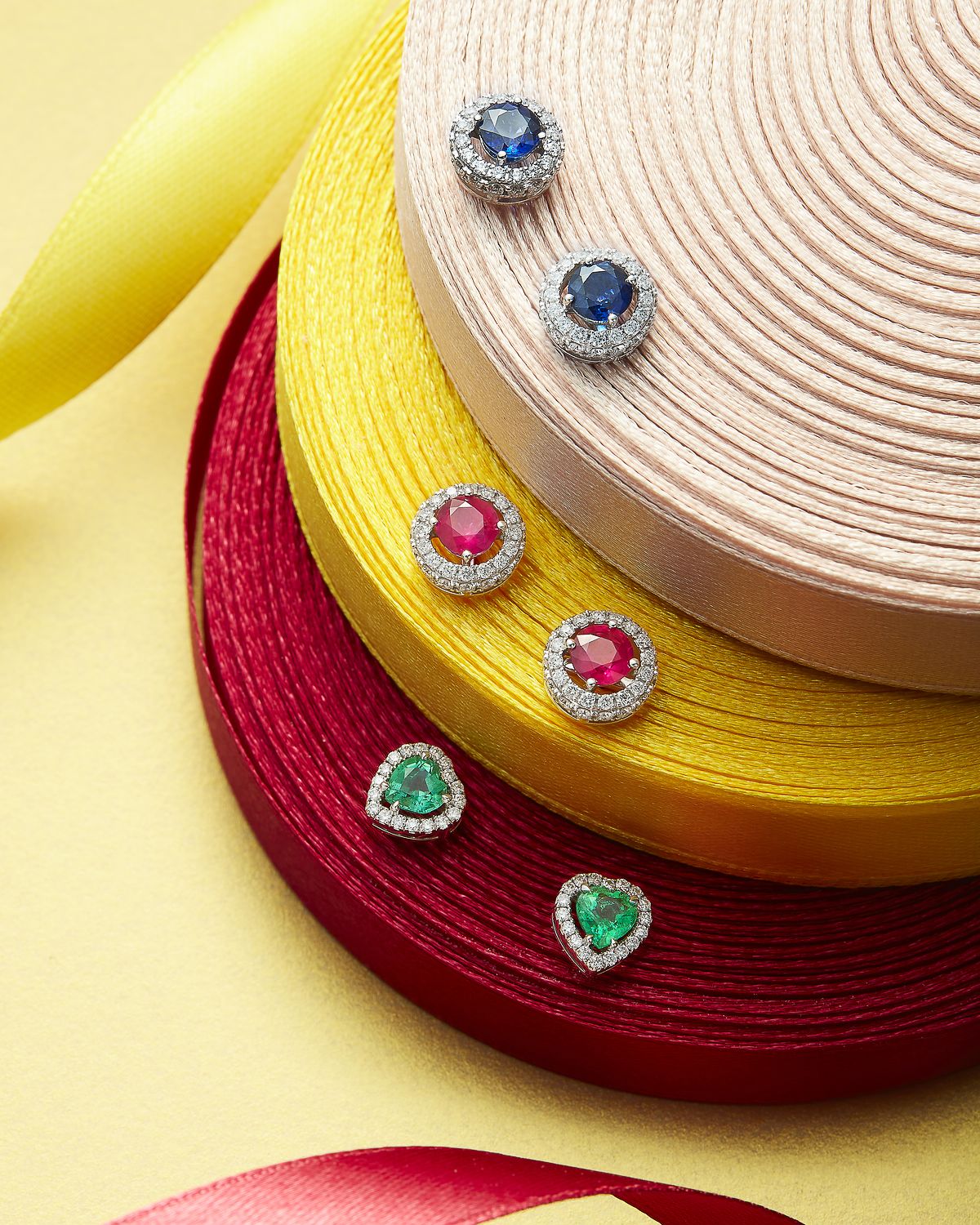 Серьги Mercury из коллекции Color белое золото, сапфиры, бриллианты — 437750 руб.; серьги Mercury из коллекции Color белое золото рубины, бриллианты — 412250 руб.; серьги Mercury из коллекции Color белое золото изумруды, бриллианты — 340 000 руб. Серьги Mercury из коллекции Color с сапфирами, рубинами, изумрудами бриллиантами