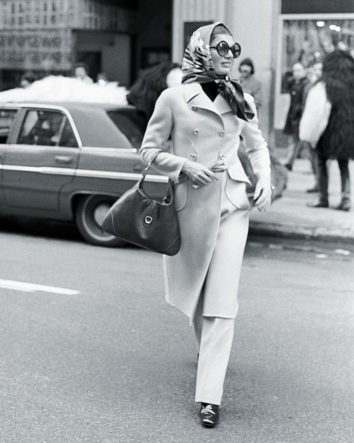 Жаклин Кеннеди с сумкой Gucci Жаклин Кеннеди с сумкой Gucci Jackie O, 1960-е г.