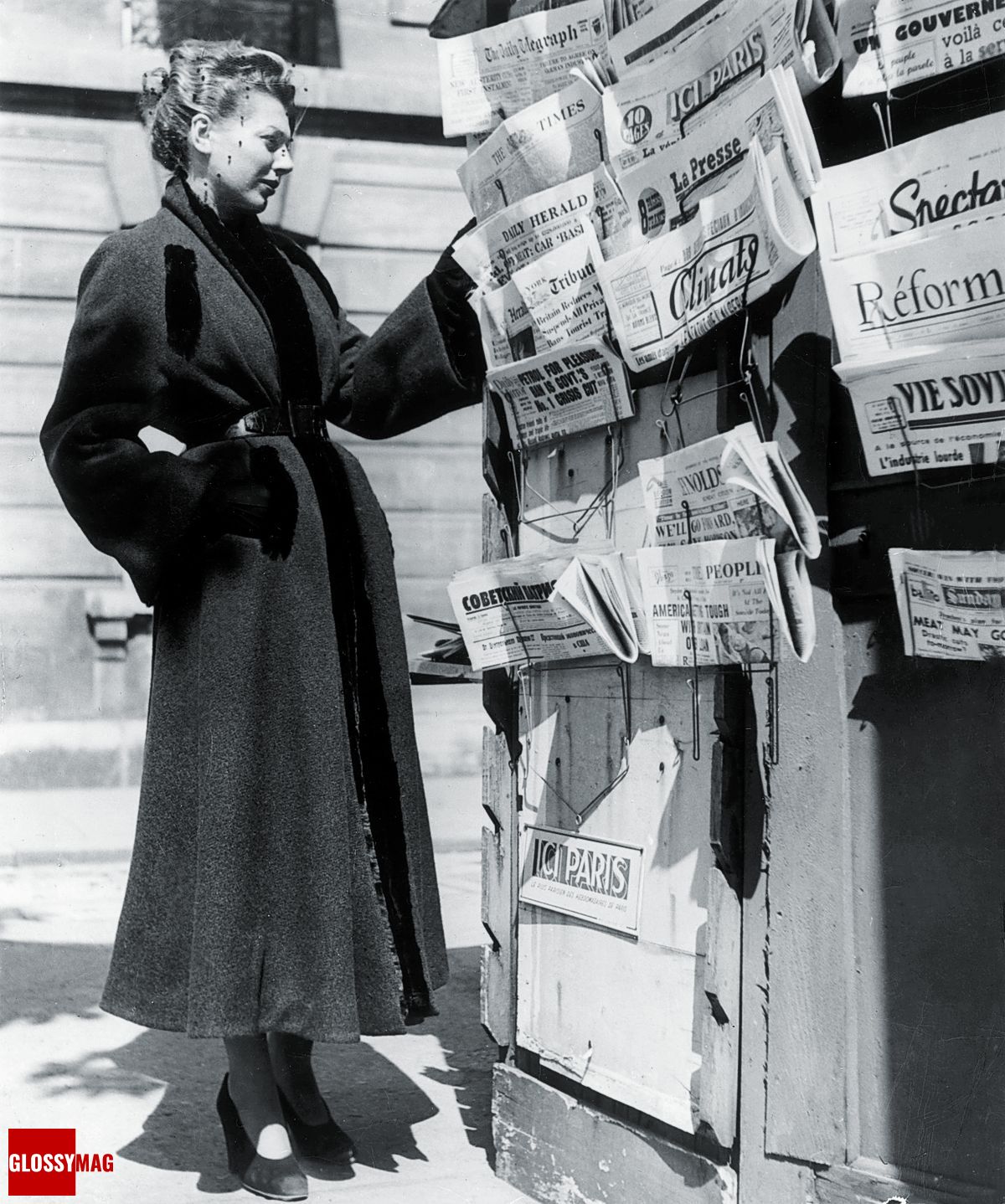 Женщина в пальто Christian Dior в газетном киоске Женщина в пальто Christian Dior в газетном киоске, 27 сентября 1947 г.