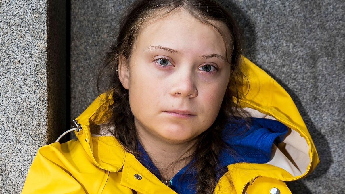 15-летняя шведская студентка Грета Тунберг возглавляет школьную забастовку и сидит за пределами Риксдагена, здания шведского парламента, чтобы повысить осведомленность об изменении климата, Стокгольм, 28 августа 2018 г. 15-летняя шведская студентка Грета Тунберг возглавляет школьную забастовку и сидит за пределами Риксдагена