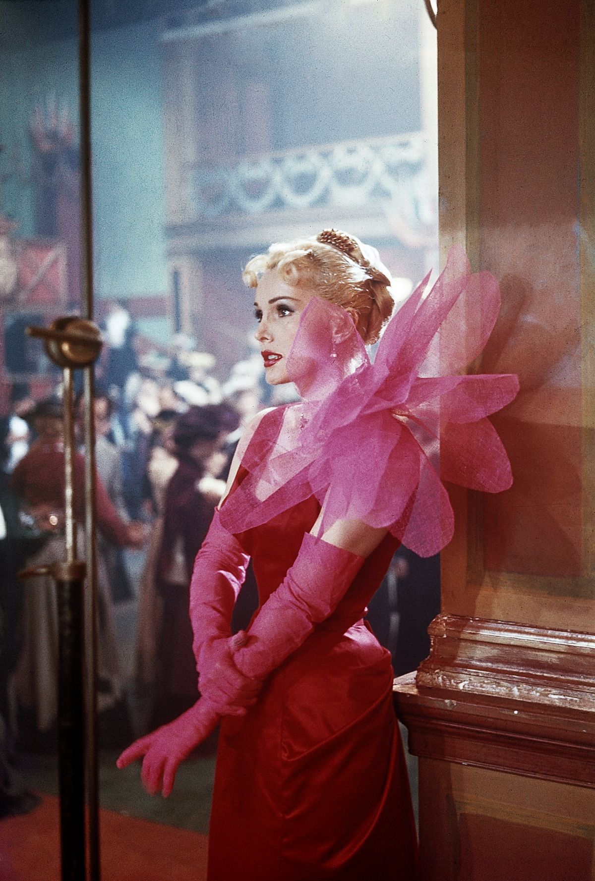 Актриса Жа Жа Габор в платье Schiaparelli в фильме «Мулен Руж», 1952 г. Актриса Жа Жа Габор в платье Эльзы Скиапарелли в фильме «Мулен Руж»