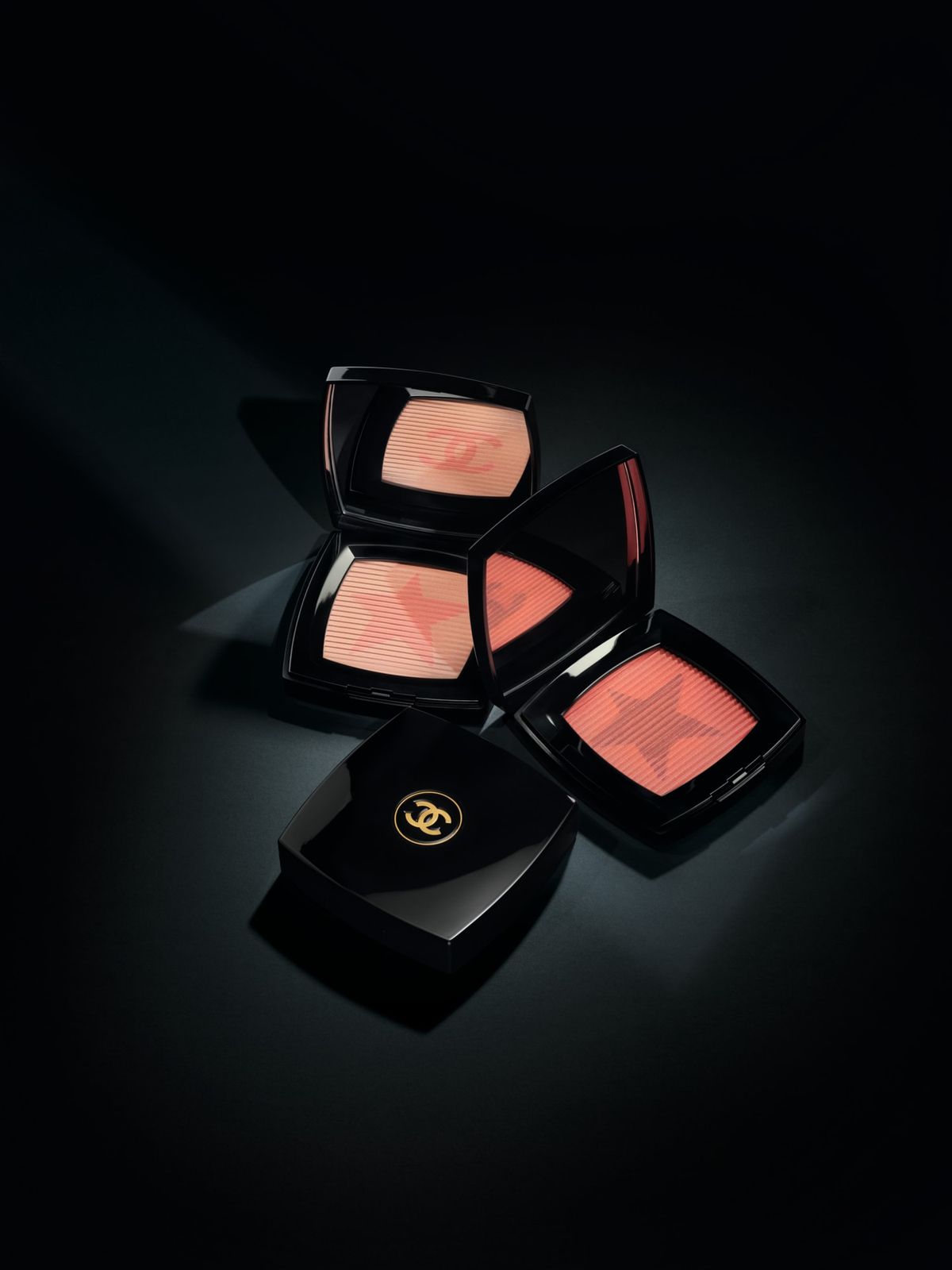 Chanel Blush Comète Chanel, румяна Blush Comète, оттенки: Pêche Cosmique и Corail Étoilé