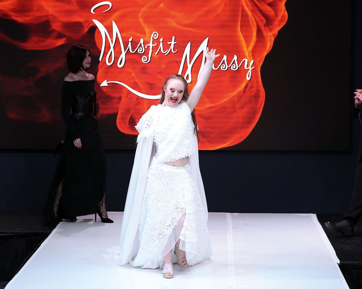 Джейми Брюэр на подиуме в костюме MisfitMissy