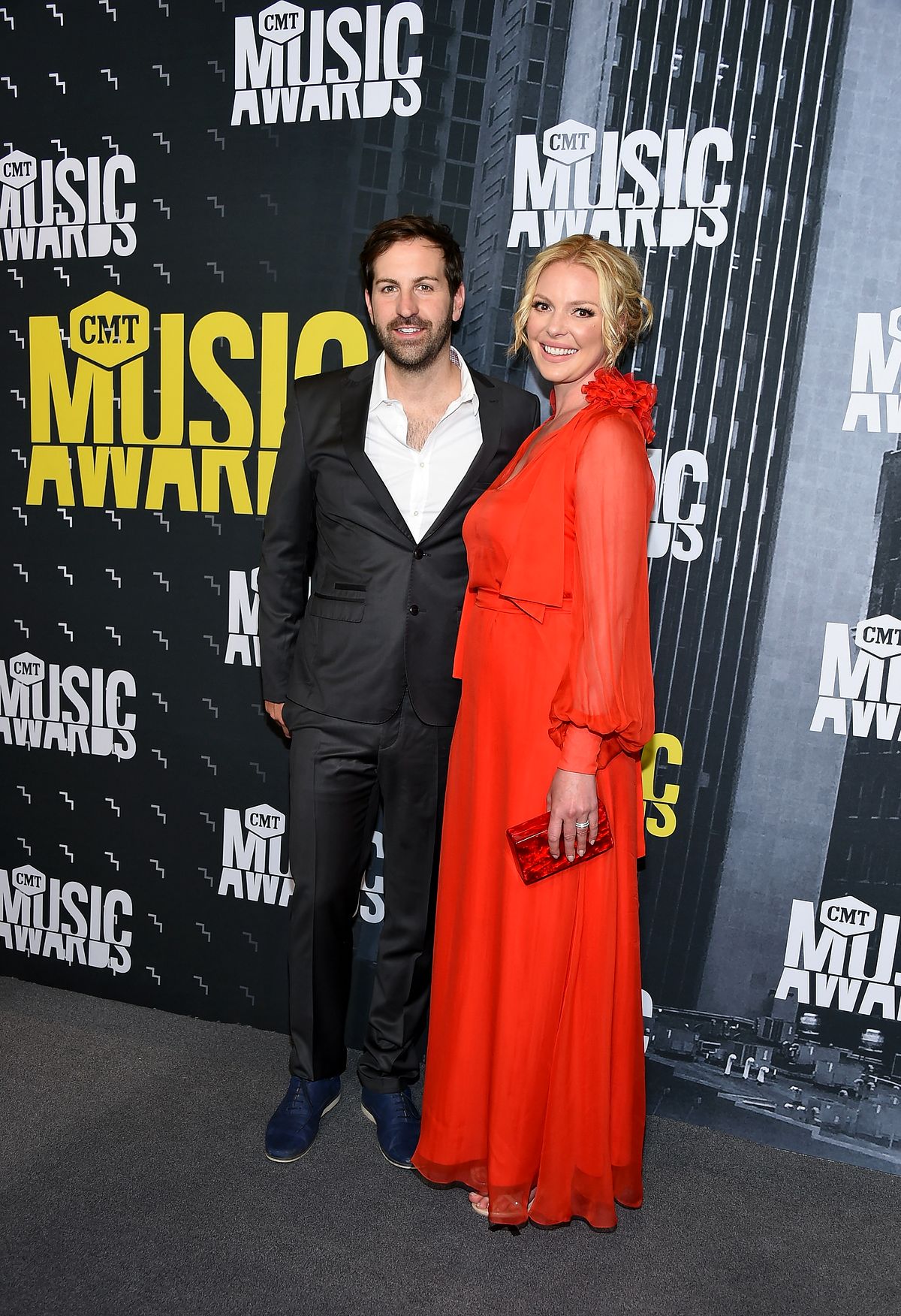Джош Келли и Кэтрин Хейгл на церемонии вручения музыкальных наград CMT Music Awards в Нэшвилле, 7 июня 2017 г. Джош Келли и Кэтрин Хейгл на церемонии вручения музыкальных наград CMT Music Awards