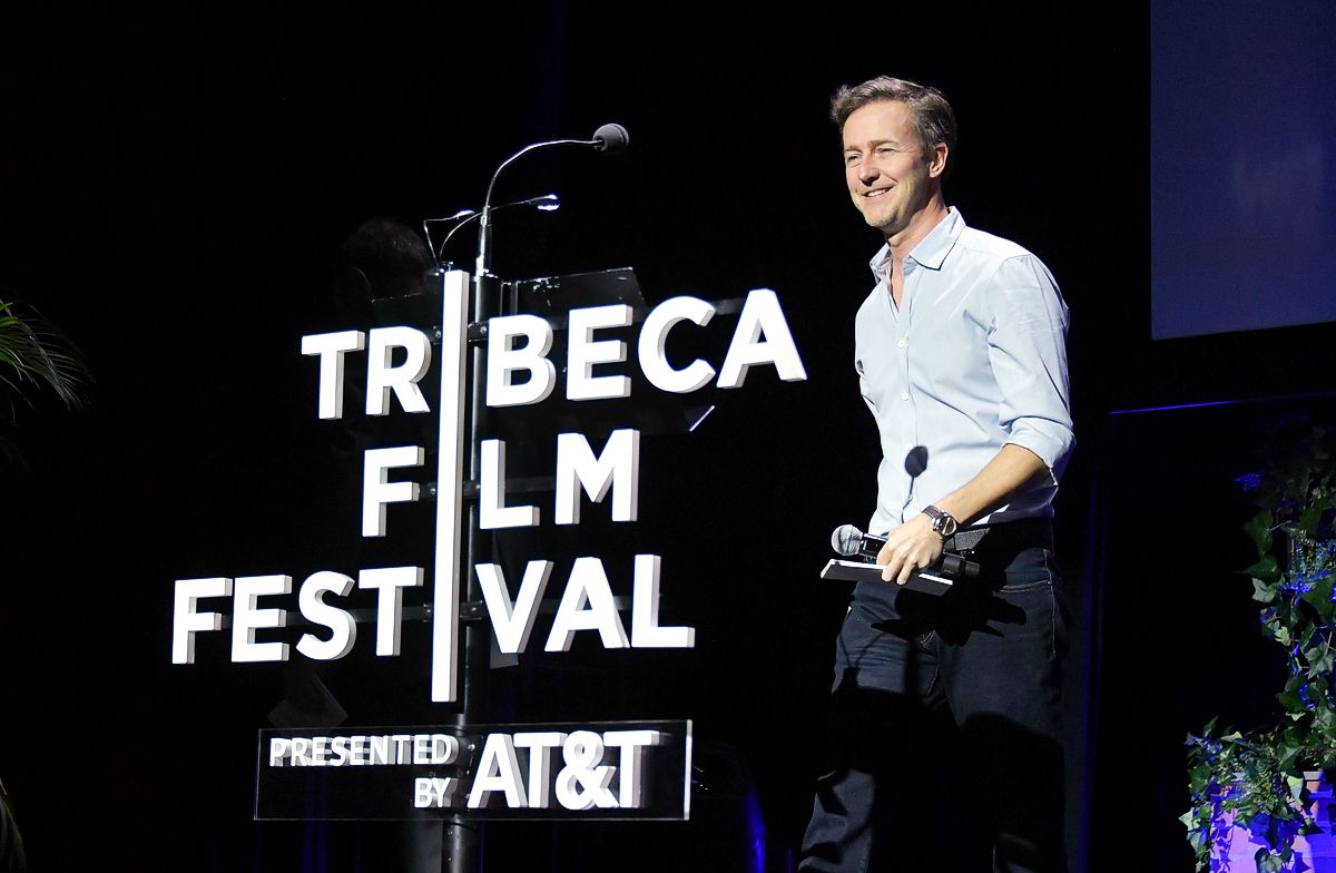 Эдвард Нортон выступает на кинофестивале Tribeca Film Festival в Нью-Йорке, 26 апреля 2017 г. Эдвард Нортон выступает на кинофестивале Tribeca Film Festival