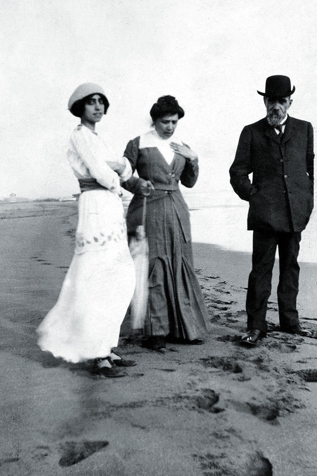 Эльза Скиапарелли с родителями на берегу моря в Италии, 1911 г. Эльза Скиапарелли с родителями на берегу моря