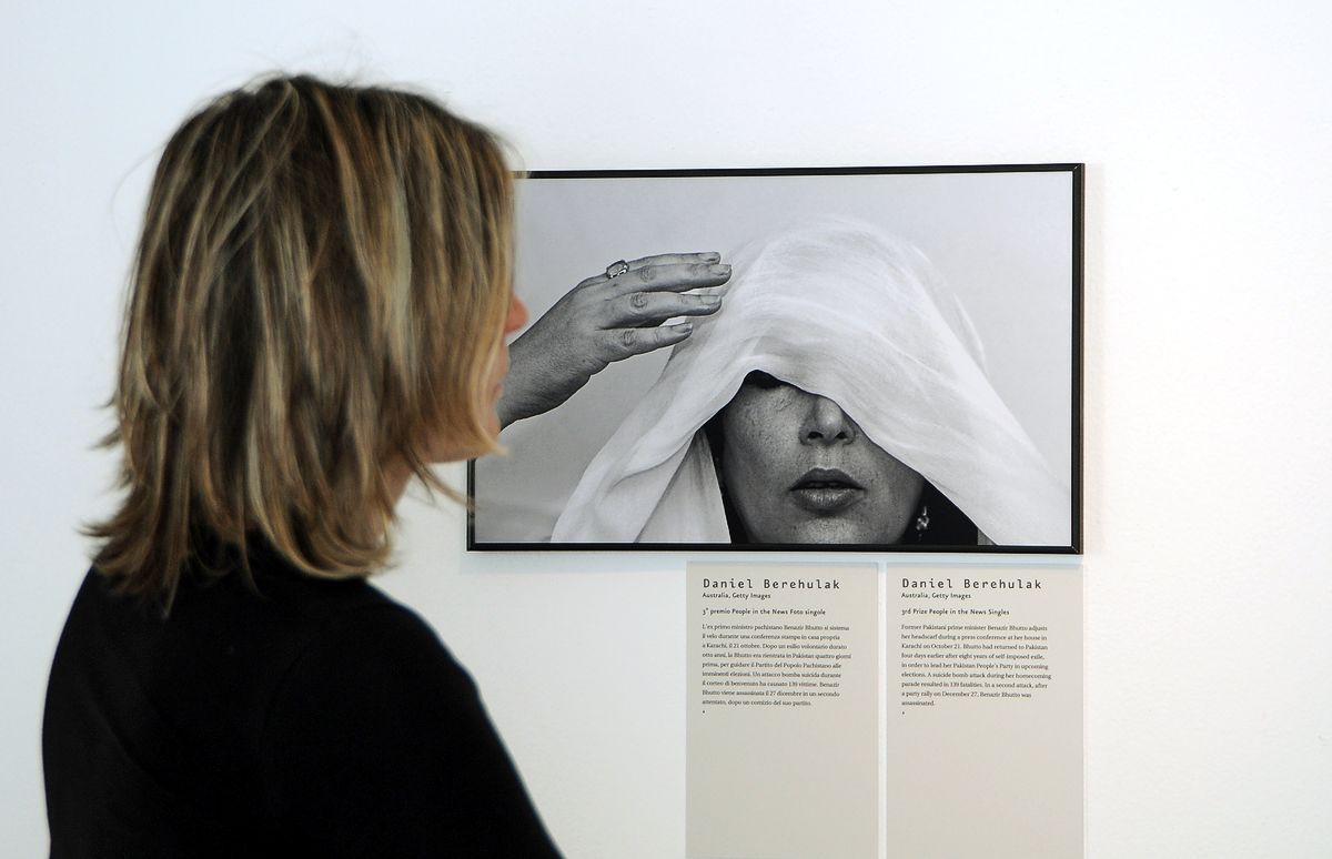 Фото Беназир Бхутто во время открытия выставки World Press Photo 2008