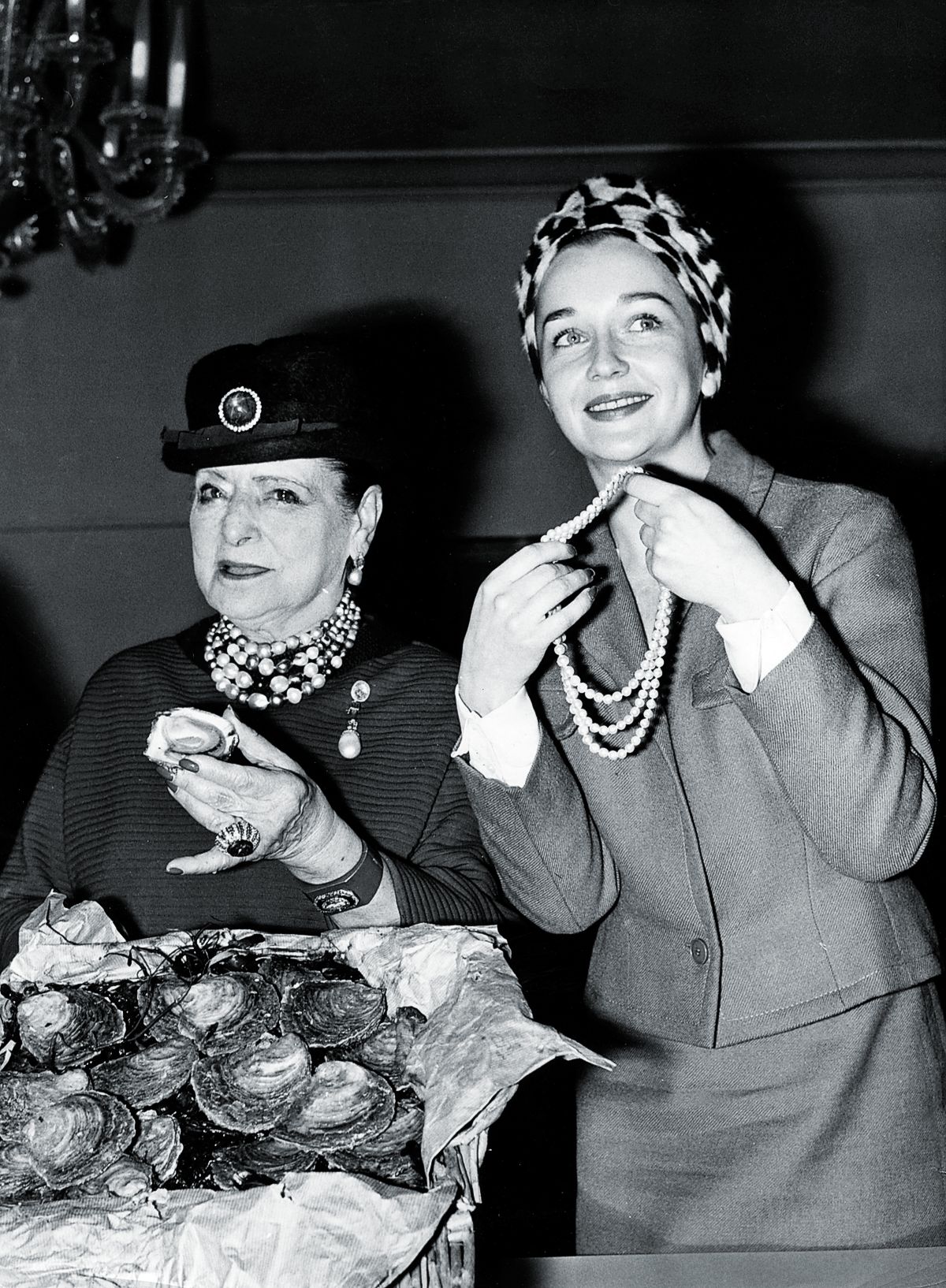 Хелена Рубинштейн ест устрицу, 1960 г. Магнат индустрии красоты Хелена Рубинштейн ест устрицу