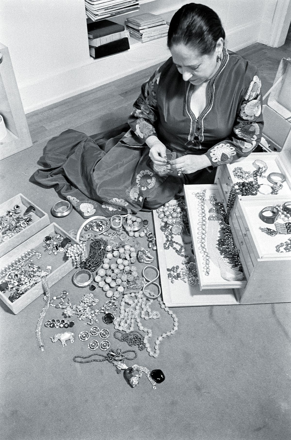 Хелена Рубинштейн перебирает свои драгоценности, 1937 г. Хелена Рубинштейн перебирает свои драгоценности