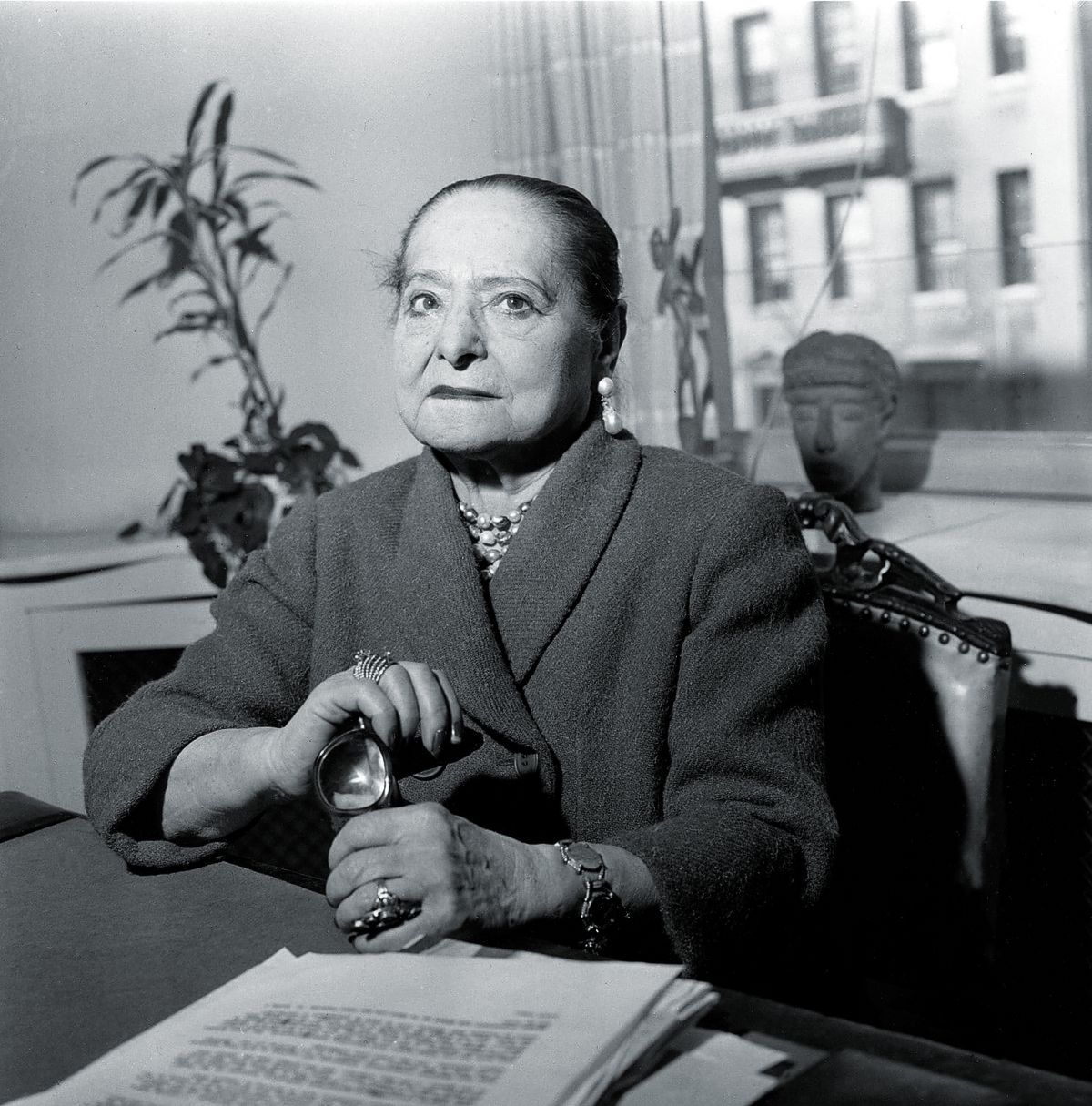 Хелена Рубинштейн в своем кабинете в Нью-Йорке, 1958 г. Хелена Рубинштейн в своем кабинете