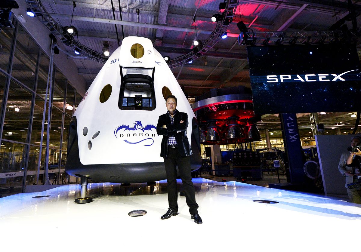 Илон Маск представляет новый пилотируемый космический корабль компании Dragon V2, предназначенный для доставки астронавтов в космос в Хоторне, 29 мая 2014 г. Илон Маск представляет новый пилотируемый космический корабль Dragon V2