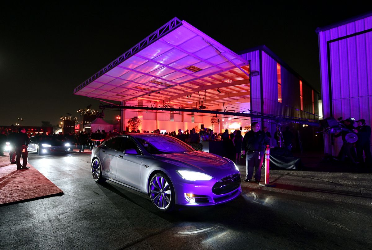 Илон Маск презентовал новый электрический седан Tesla модель «D» с двухдвигательным шасси в Хоторне, 9 октября 2014 г. Илон Маск презентовал новый электрический седан Tesla модель «D» с двухдвигательным шасси