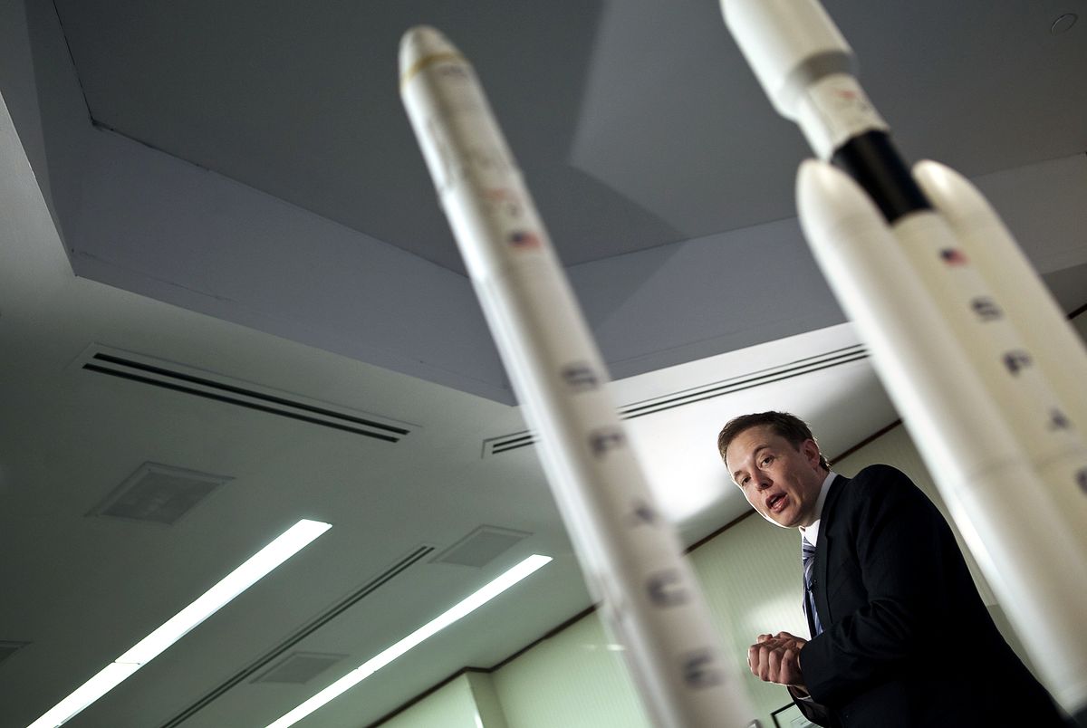 Илон Маск, генеральный директор Space Exploration Technologies Corp., выступает на пресс-конференции National Press Club в Вашингтоне, 5 апреля 2011 г., где объявил о создании ракеты Falcon Heavy от SpaceX, которая может выполнять миссии на МКС и Луну Илон Маск выступает на пресс-конференции National Press Club в Вашингтоне, 5 апреля 2011 г.