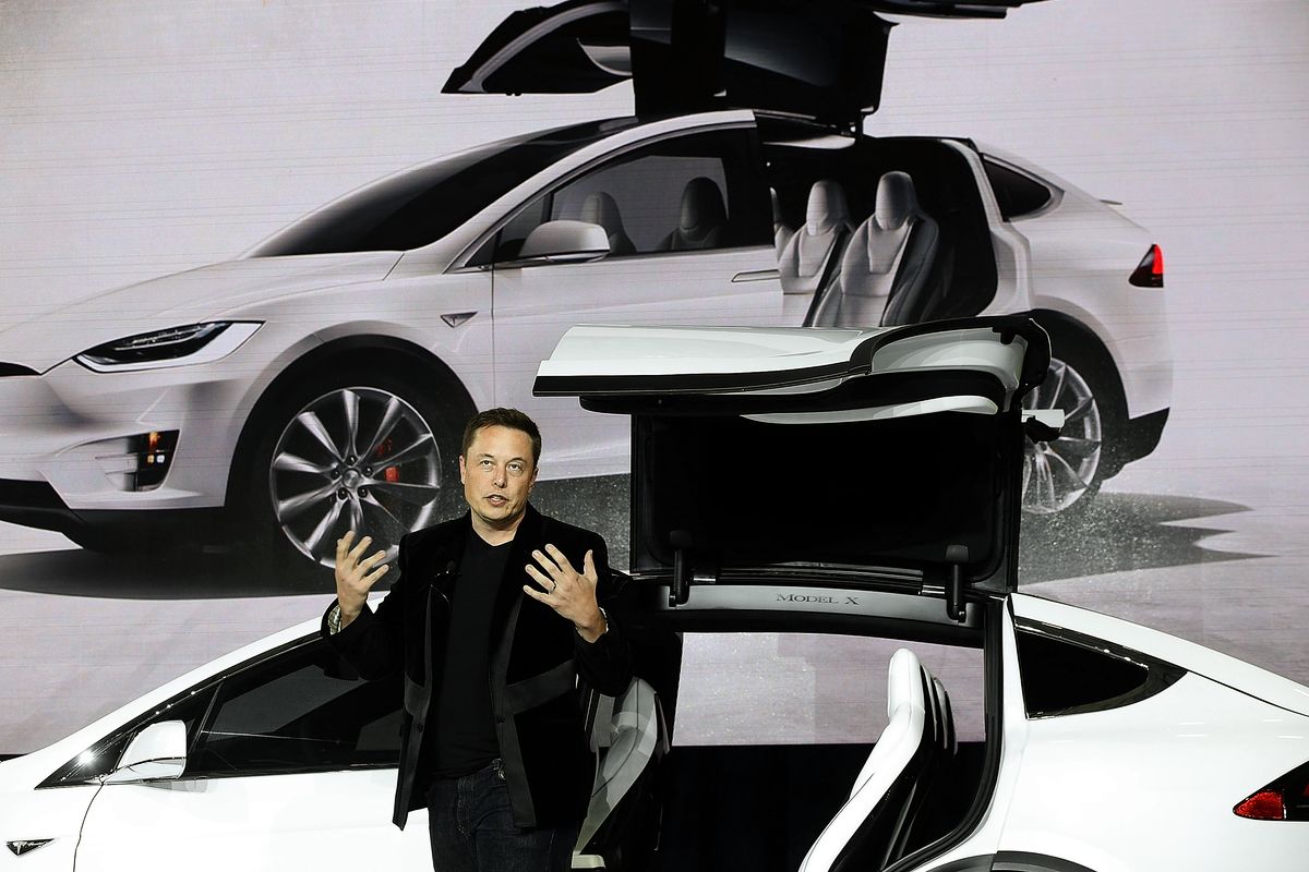 Илон Маск выступает на презентации нового внедорожника Tesla Model X Crossover во Фримонте, 29 сентября 2015 г. Илон Маск выступает на презентации нового внедорожника Tesla Model X Crossover