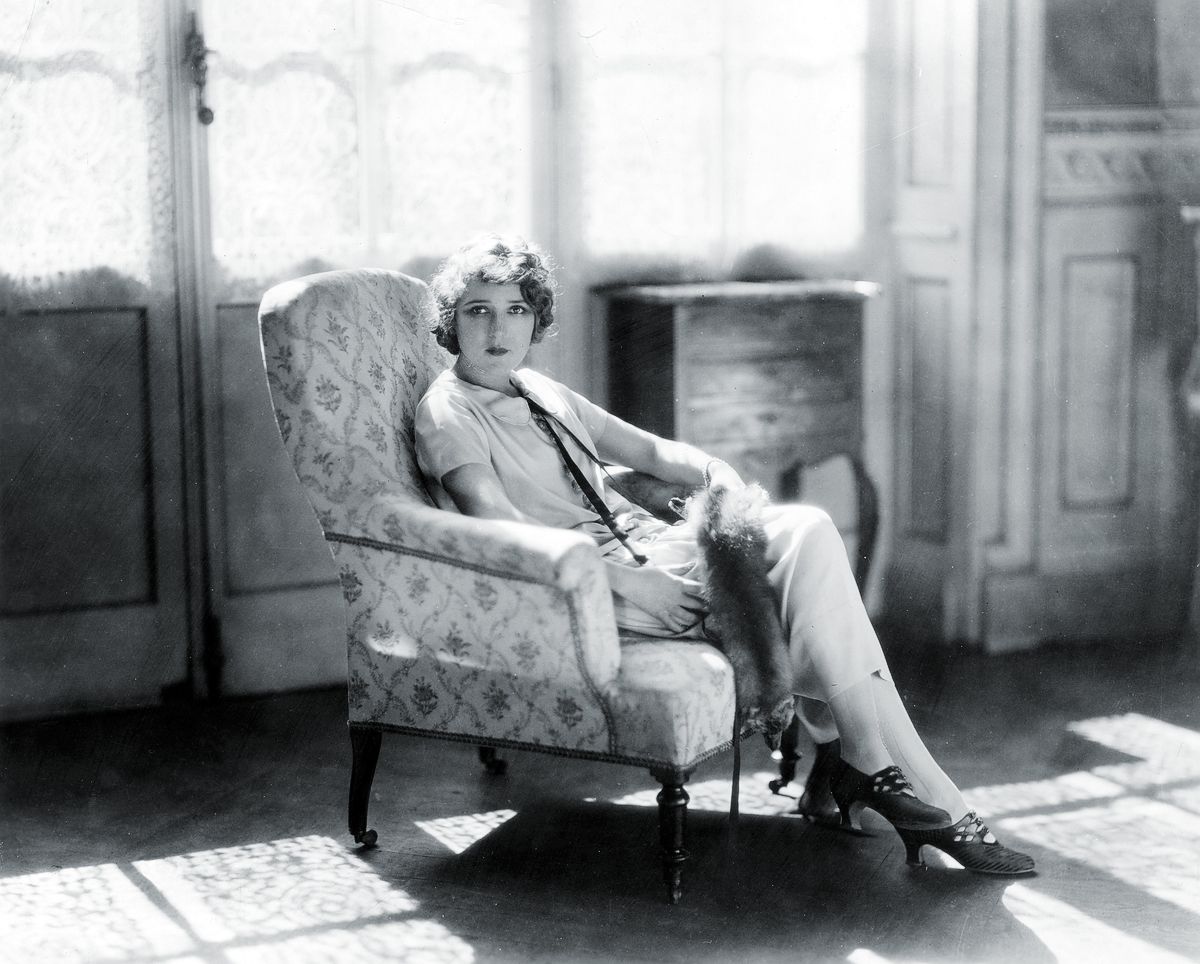 Мэри Пикфорд отдыхает в своем доме в Голливуде, 1922 г. Мэри Пикфорд отдыхает в своем доме
