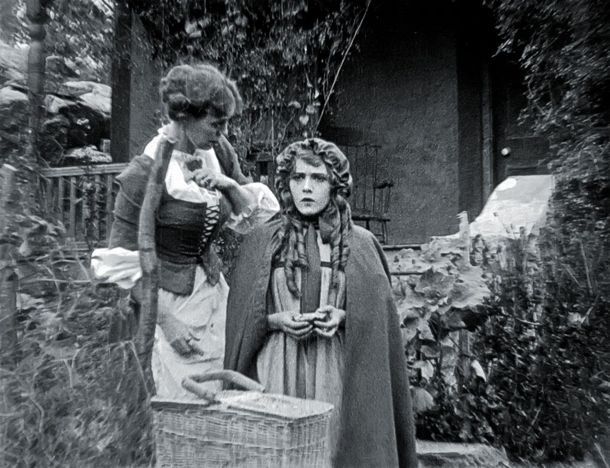 Мэри Пикфорд в фильме «Красная Шапочка», 1911 г. Мэри Пикфорд в фильме «Красная Шапочка»