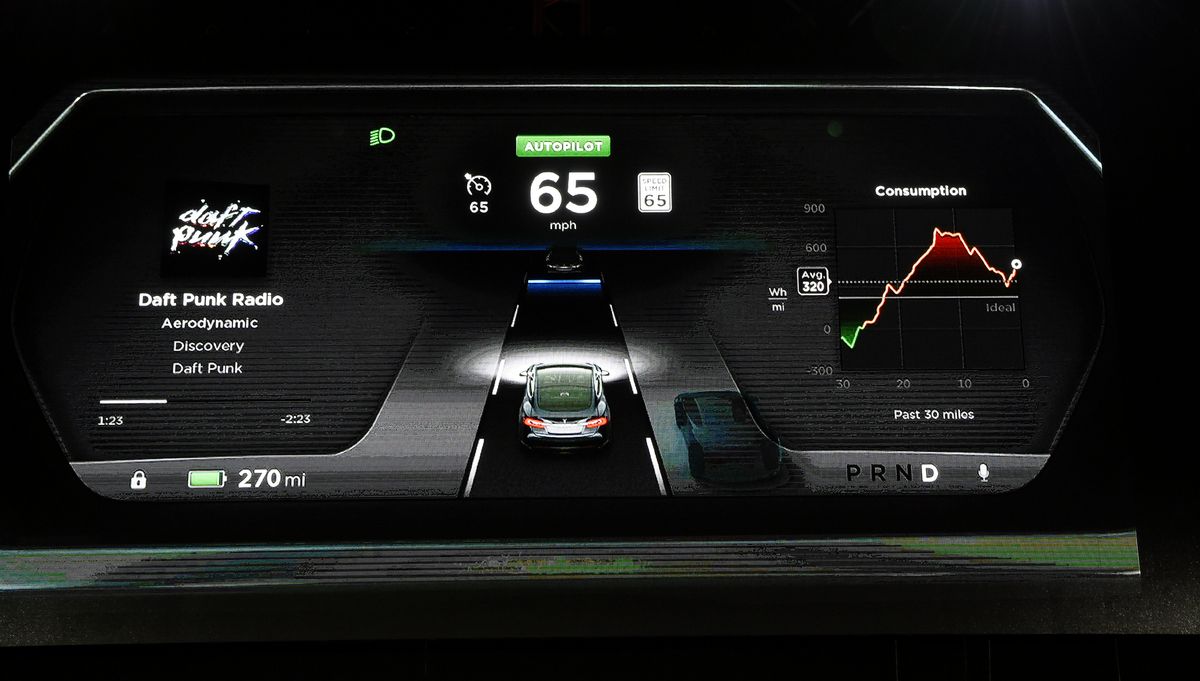 Новая приборная панель электрического седана Tesla модели «D» представлена во время презентации Илоном Маском в Хоторне, 9 октября 2014 г. Новая приборная панель электрического седана Tesla модели «D» представлена во время презентации Илоном Маском