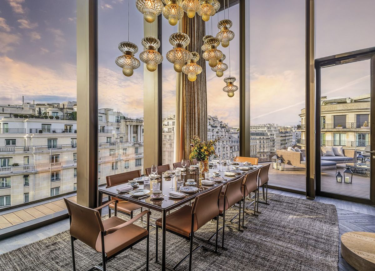 Penthouse Bvlgari Hotel Paris, фото 3 Обеденная зона в номере Penthouse в отеле Bvlgari Hotel Paris