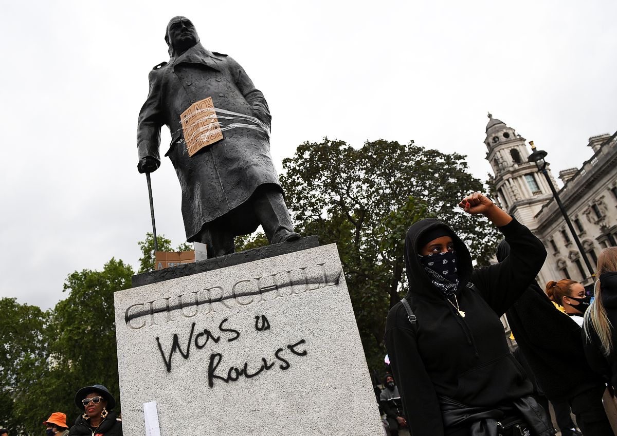 Протестующие собираются в Парламент-сквер-гарден вокруг статуи Уинстона Черчилля, на которой есть граффити со словами «был расистом» в Лондоне, 7 июня 2020 г. Протестующие собираются в Парламент-сквер-гарден вокруг статуи Уинстона Черчилля, на которой есть граффити со словами «был расистом»