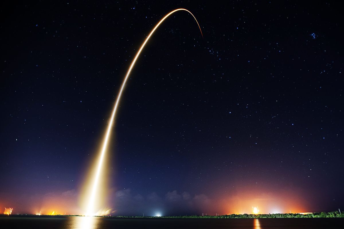 Ракета SpaceX Falcon 9 и космический корабль Dragon стартуют со стартового комплекса на базе ВВС на мысе Канаверал, 21 сентября 2014 г. Ракета SpaceX Falcon 9 и космический корабль Dragon стартуют со стартового комплекса на базе ВВС