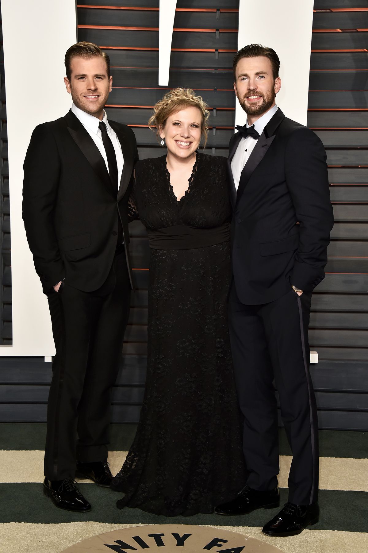 Скотт Эванс, Карли Эванс и Крис Эванс на вечеринке Vanity Fair Oscar Party в Беверли-Хиллз, 28 февраля 2016 г. Скотт Эванс, Карли Эванс и Крис Эванс
