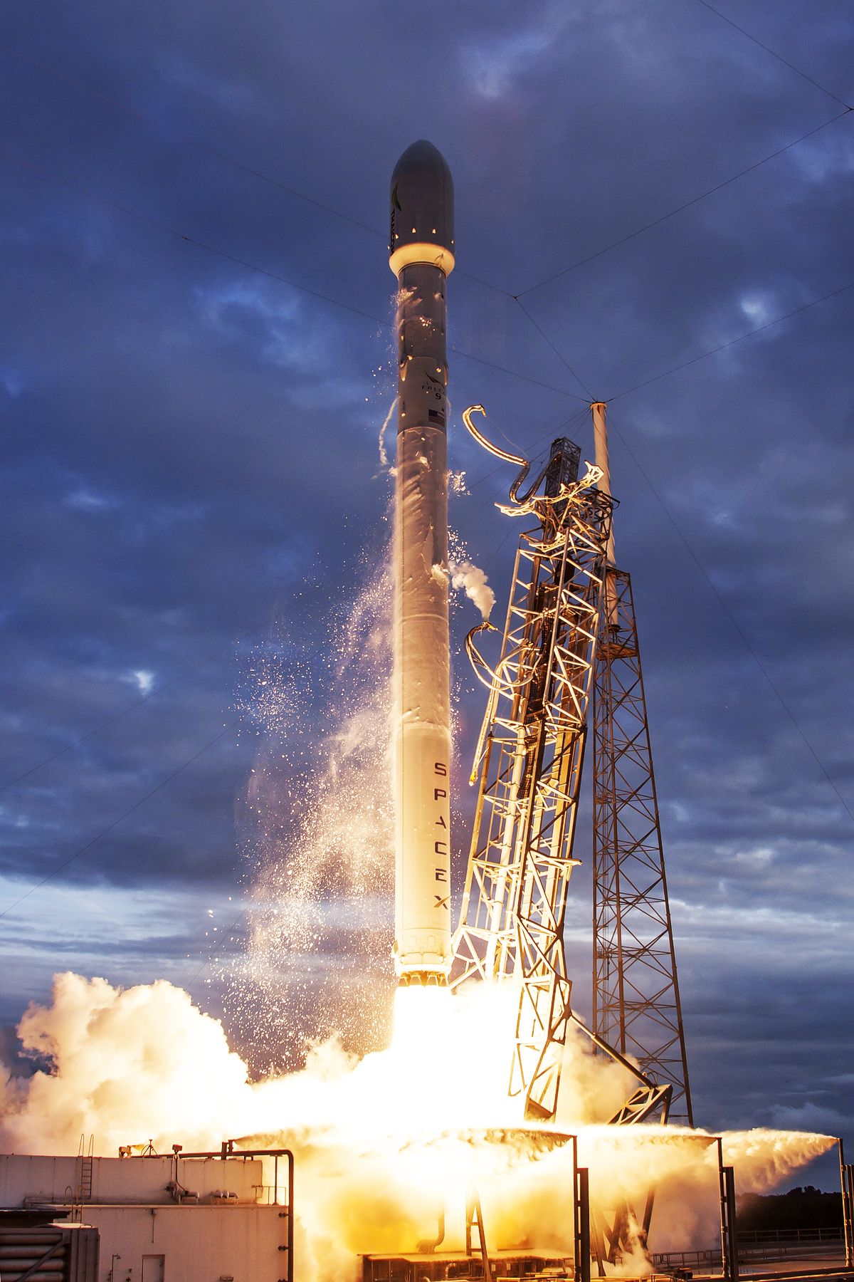 SpaceX успешно запускает спутник Thaicom 6 на геостационарную переходную орбиту для модернизированной ракеты-носителя Falcon 9, на мысе Канаверал, 6 января 2014 г. SpaceX успешно запускает спутник Thaicom 6 на геостационарную переходную орбиту для модернизированной ракеты-носителя Falcon 9