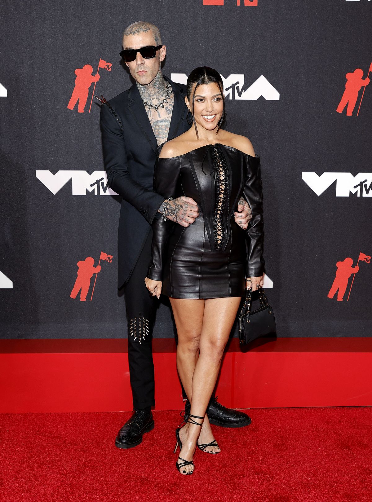 Трэвис Баркер и Кортни Кардашьян на церемонии вручения наград MTV Video Music Awards в Нью-Йорке, 12 сентября 2021 г. Трэвис Баркер и Кортни Кардашьян