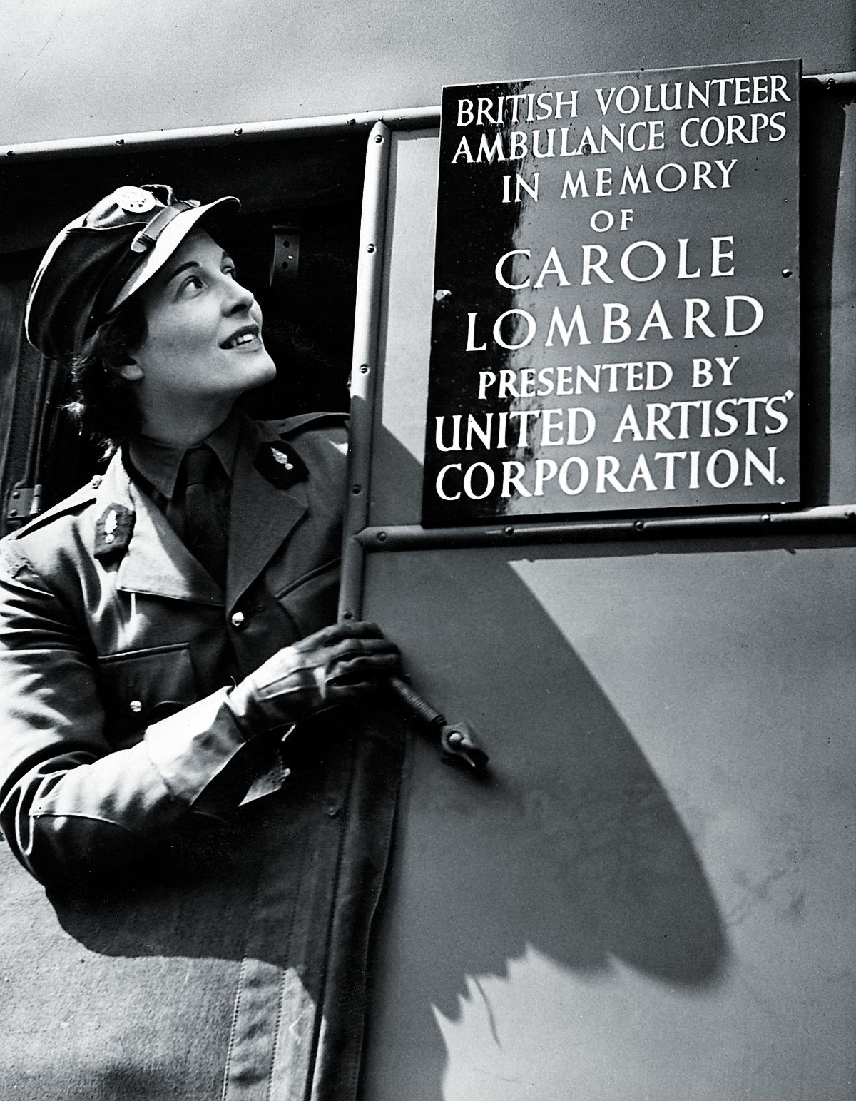 В знак признательности United Artists подарили британскому добровольческому корпусу скорой помощи машину скорой помощи в память о Кэрол Ломбард, май 1942 г. В знак признательности United Artists подарили британскому добровольческому корпусу скорой помощи машину скорой помощи в память о Кэрол Ломбард