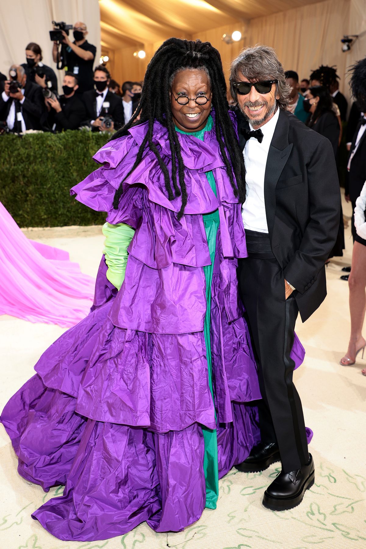 Вупи Голдберг и Пьерпаоло Пиччоли на гала-концерте Met Gala 2021 Celebrating In America в Нью-Йорке, 13 сентября 2021 г. Вупи Голдберг и Пьерпаоло Пиччоли на гала-концерте Met Gala 2021 Celebrating In America
