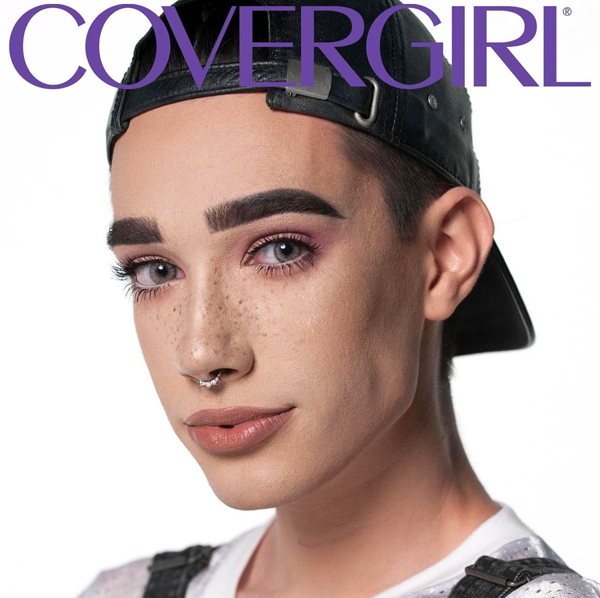 Джеймс Чарльз в рекламе CoverGirl Джеймс Чарльз на рекламном постере CoverGirl