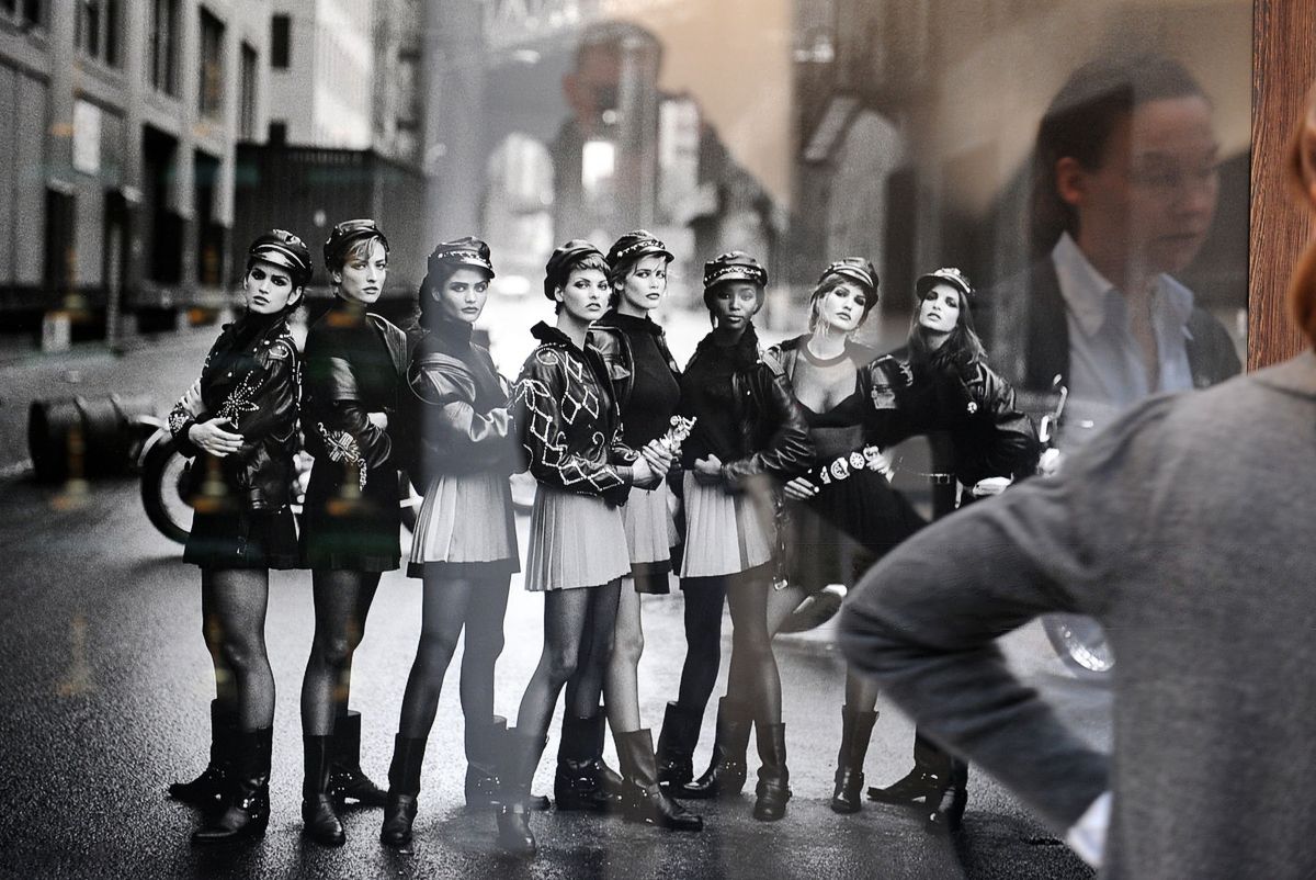 Фотография Питера Линдберга на международной ярмарке современного искусства FIAC в Париже, 21 октября 2008 г. На фото: Синди Кроуфорд, Татьяна Патиц, Хелена Кристенсен, Линда Евангелиста, Клаудия Шиффер, Наоми Кэмпбелл, Карен Малдер и Стефани Сеймур Фотография Питера Линдберга на международной ярмарке современного искусства FIAC в Париже, 21 октября 2008 г.