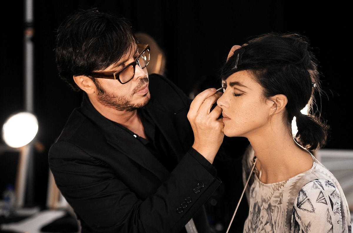 Франсуа Нарс готовит модель за кулисами шоу Marc Jacobs Весна 2013 во время Недели моды Mercedes-Benz, 10 сентября 2012 г. Франсуа Нарс готовит модель за кулисами шоу Marc Jacobs Весна 2013
