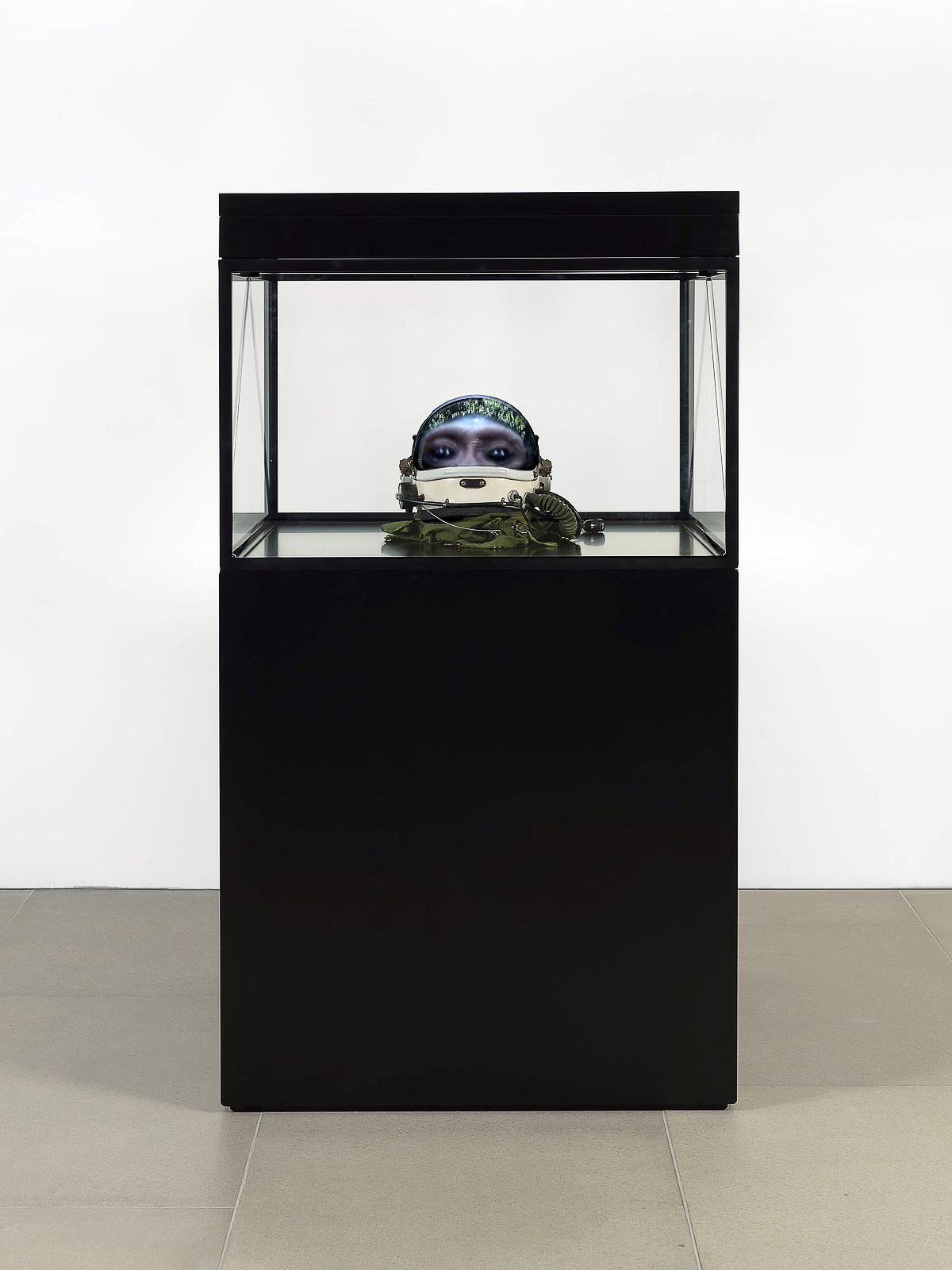 Мэт Коллишоу. Alpha Omega, 2016 г. Космический шлем, копия черепа, ЖК-экран, медиаплеер, стекло, дерево, фото 1 Мэт Коллишоу. Alpha Omega, 2016 г. Космический шлем, копия черепа, ЖК-экран, медиаплеер, стекло, дерево, 164 x 90 x 100 см, фото 1