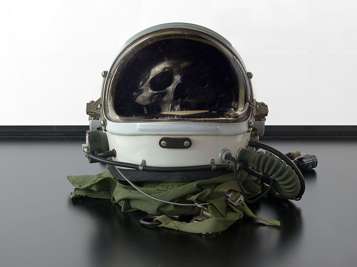 Мэт Коллишоу. Alpha Omega, 2016 г. Космический шлем, копия черепа, ЖК-экран, медиаплеер, стекло, дерево, фото 2 Мэт Коллишоу. Alpha Omega, 2016 г. Космический шлем, копия черепа, ЖК-экран, медиаплеер, стекло, дерево, 164 x 90 x 100 см, фото 2